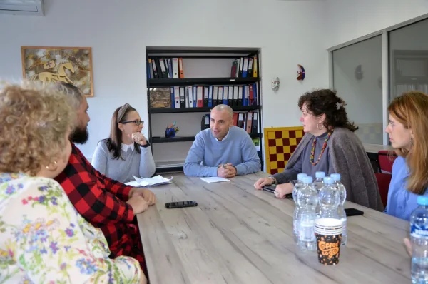 Mr. Eduardo Torrecillas Gresol School acreditanto otros colegios para Cognia